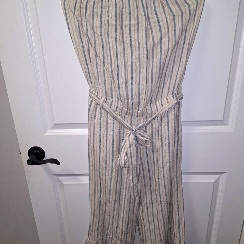 A Cloth and Stone Rayon and Linen halter top pantsuit in a size small. EUC